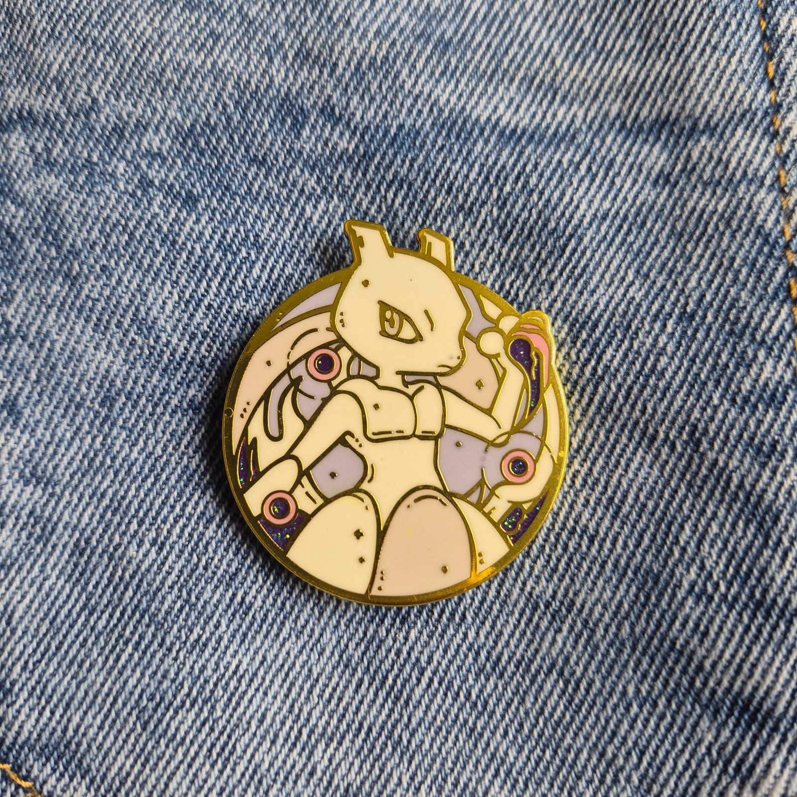 Pin Mewtwo Dorado